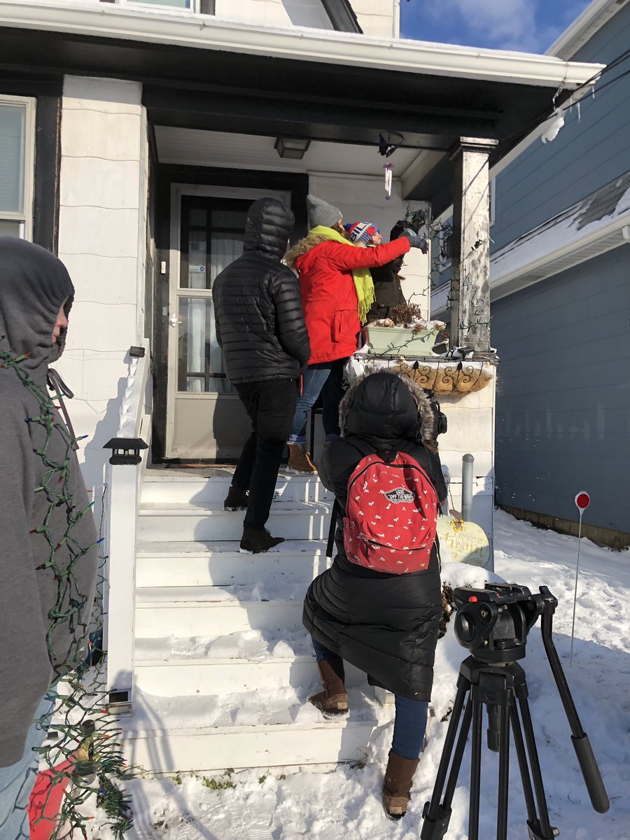 Buffalonian2012's tweet photo. I led a great team of volunteers for @bteambuffalo’s City of Light! They were great sharing their holiday spirit with the Buffalo Promise Neighborhood community! #COL18 #bteambuffalo #Christmas #decorating #HolidaySpirit #Buffalo https://t.co/4EjqIsjHvZ