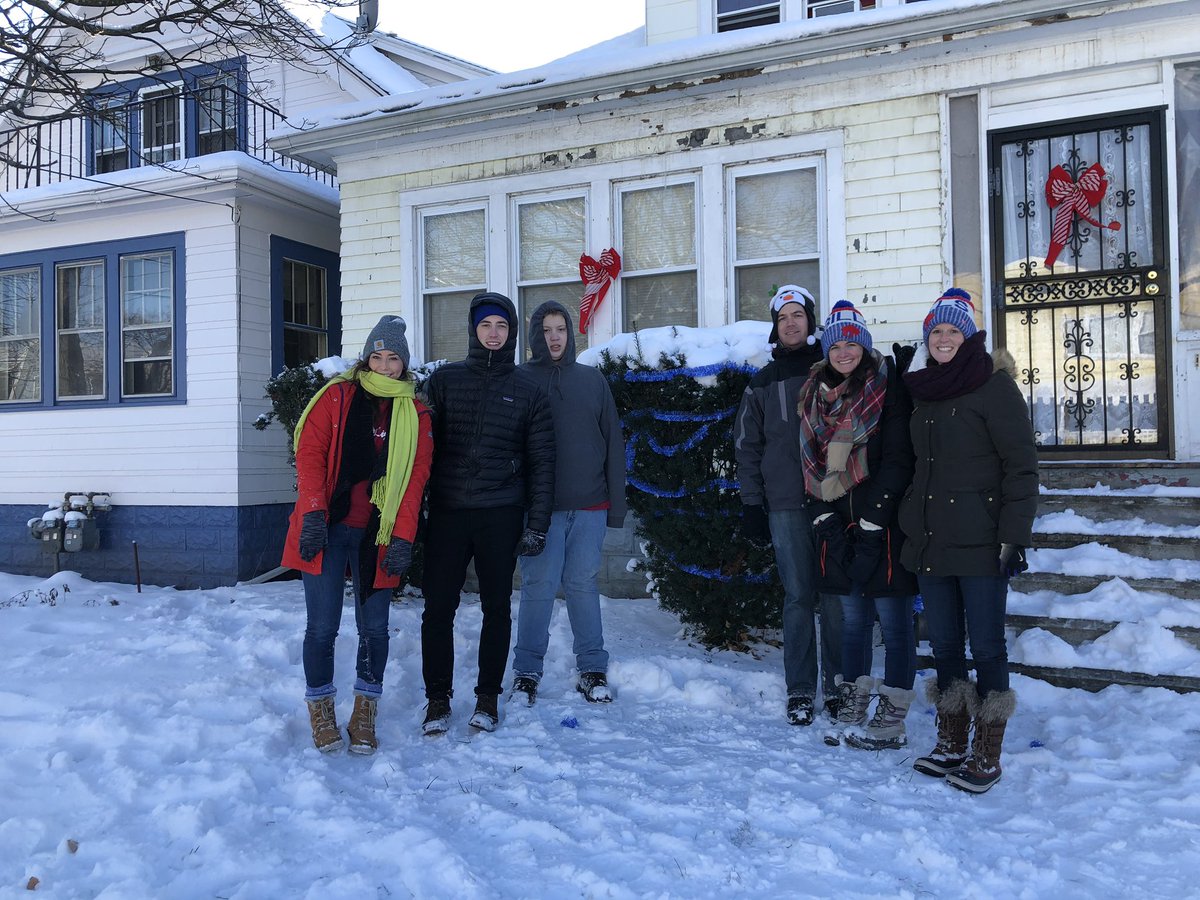 Buffalonian2012's tweet photo. I led a great team of volunteers for @bteambuffalo’s City of Light! They were great sharing their holiday spirit with the Buffalo Promise Neighborhood community! #COL18 #bteambuffalo #Christmas #decorating #HolidaySpirit #Buffalo https://t.co/4EjqIsjHvZ