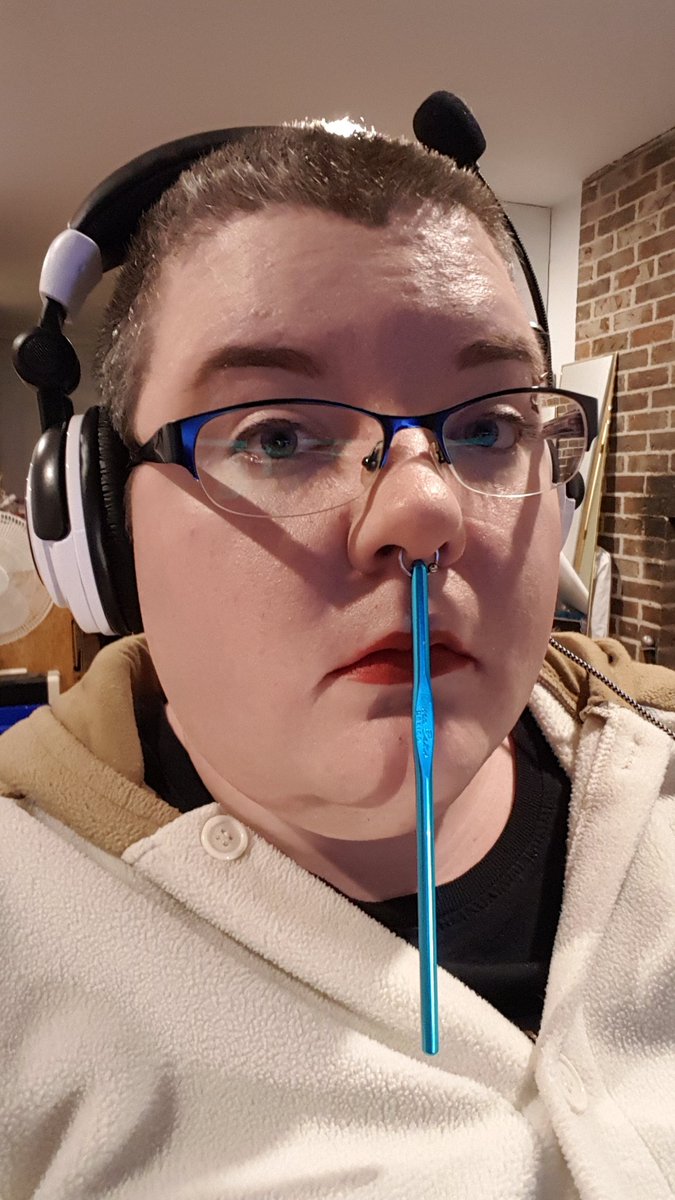 elyelsonfree's tweet photo. New fashion accessory #LearningToCrochet https://t.co/A3YIysXbMe