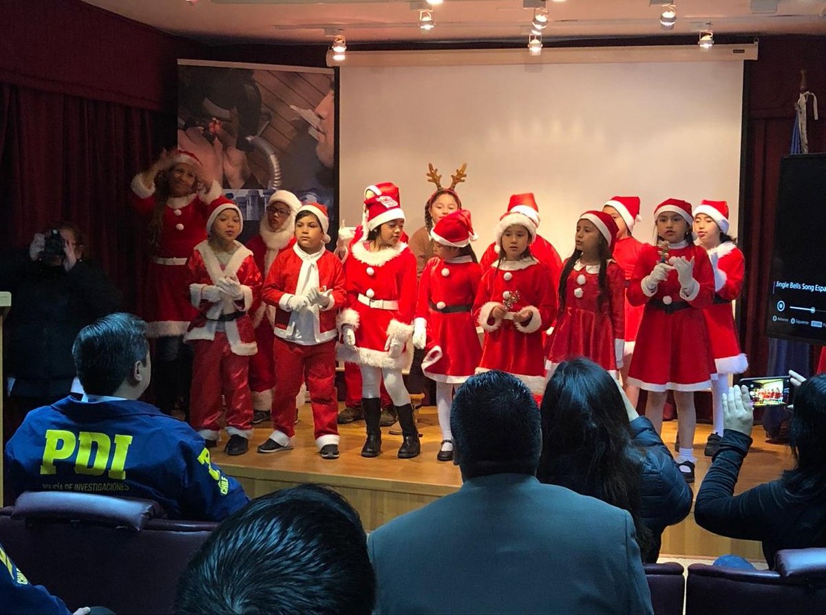 PDI_Magallanes's tweet photo. Alumnos del segundo básico del colegio Baudilia Avendaño de Yousuff visitaron a oficiales de #PuertoNatales y entonaron villancicos de Navidad. 🎅🕵️😀 https://t.co/UaxGKKlgp5