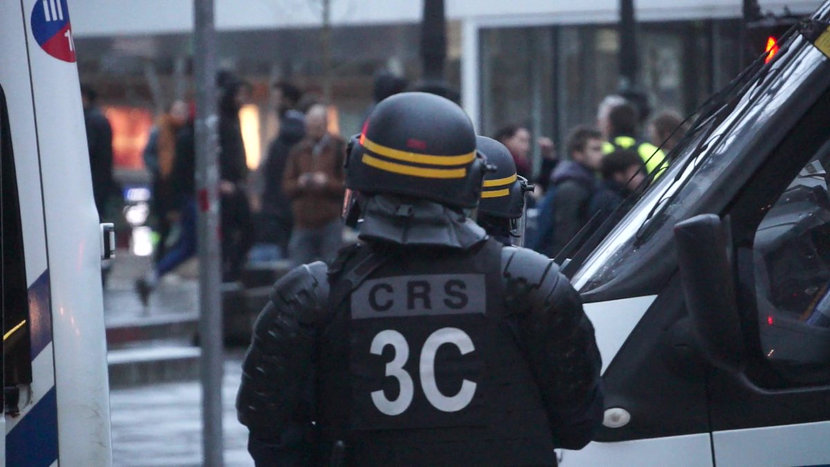 InsoumiseBrunoy's tweet photo. Et s'il fallait retenir un des messages trop rarement entendu et si peu diffusé :
#Peuple , #Police , #CRS , #Gendarmerie et #Armée, #MêmeCombat !
#MarchePourLeClimat #8décembre2018 #GiletsJaunes #République #Paris #manifestation
#AdTaleur https://t.co/oFIGqAwc0J