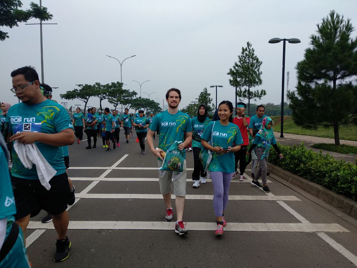 pertamina's tweet photo. #EcoRun2018 juga diikuti oleh warga mancanegara. Ryan misalnya, warga Amerika Serikat mengaku senang ikut Pertamina #EcoRun2018 karena bisa berpartisipasi dalam pelestarian Elang Bondol dan Gajah Sumatera.
#Pertamina #siner61energi https://t.co/36dzfnpM00