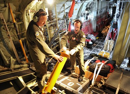 Join_AFReserve's tweet photo. #Job of the Day: 1A2X1- Weather Reconnaissance Loadmaster https://t.co/Mn4KzsYxLL
Weather reconnaissance #loadmasters collect & record vertical meteorological data using a parachute-borne sensor known as a dropsonde. It measures & encodes #weather data down to the ocean surface. https://t.co/d4DSPf5MSW