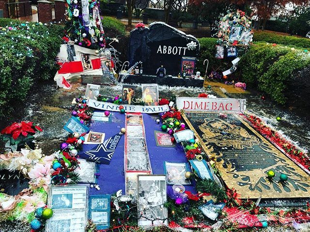 miss_trivium's tweet photo. . @johnmrcoffee and I paid our yearly visit to Dimebag Darrell’s grave in Arlington, TX. His brother Vinnie is now resting next to him. Gone, but never forgotten. 🤘🖤
.
#dime #dimebagdarrell #dimebag #pantera #panteraofficial #vinniepaul #ripdimebag #… https://t.co/B6KNuJTYVK https://t.co/i5fZcNLrJB