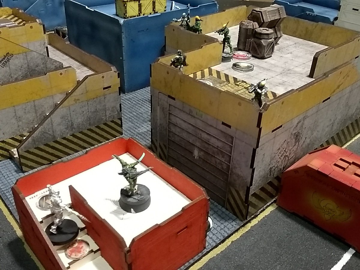 Habemus_Ludum's tweet photo. Y también una #quedadashabemusludum 
Partida nocturna para un puente de la Constitución.
Nuestro warcor @flautaman666 enseñando a @CharlyAlarico
#druzos vs #SSA
@infinityTG_ES 
#InfinityTheGame 
#INFINITY 
#corvusbelli 
#wargames 
#wargaming 
#warmongers https://t.co/KYkB0qg4Dy