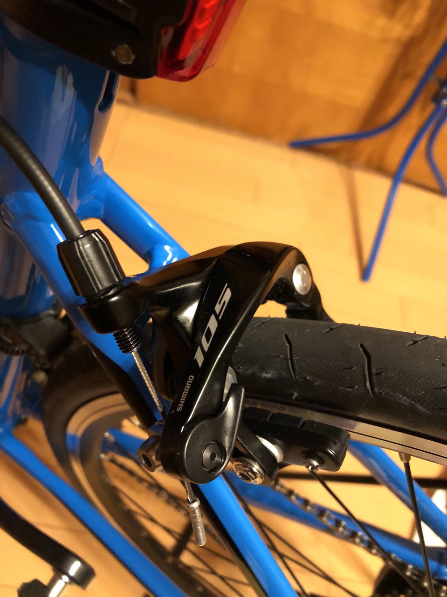 uwsadq7's tweet photo. #ロードバイク
#GIANT
#CONTEND1
先日直方ジャイアントストアにてCONTEND1に標準装備してるテクトロのキャリパーブレーキをシマノの新型105のキャリパーブレーキに交換しました(^^)これでダウンヒルの安心感が向上します❗️ https://t.co/4THdNVoUf8