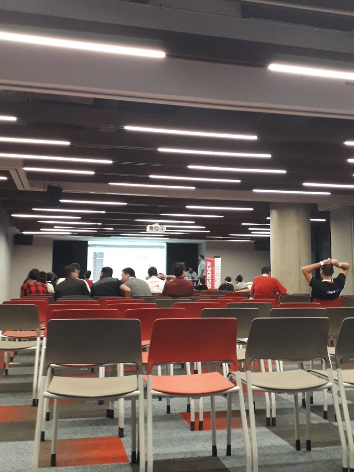 santipmc's tweet photo. Bien a gusto codeando aquí con @Posa_Dev #Posadev2018 https://t.co/68FQE1nf3y