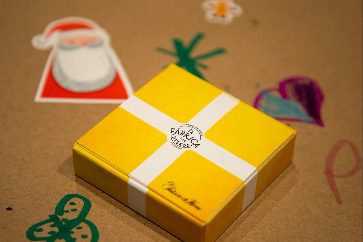 palaciohierro's tweet photo. Ven a nuestras tiendas de CDMX y área metropolitana este 8, 9, 15, 16, 22 y 23 de diciembre para conocer La Fábrica de los Deseos✨🎄, a los Duendes Palacio y cantar villancicos con el Coro Palacio🎶. Disfruta con nosotros una #NavidadTotalmentePalacio.💛 https://t.co/wqlDjdRRCa