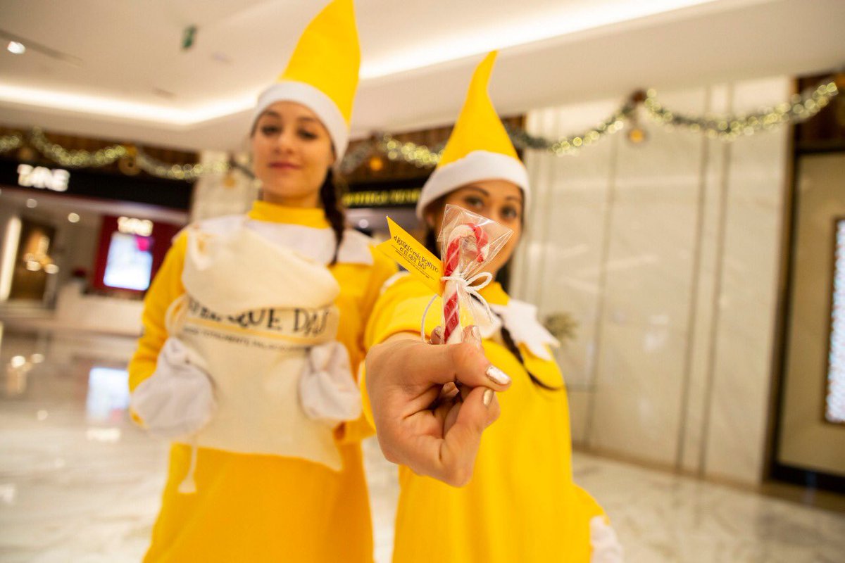 palaciohierro's tweet photo. Ven a nuestras tiendas de CDMX y área metropolitana este 8, 9, 15, 16, 22 y 23 de diciembre para conocer La Fábrica de los Deseos✨🎄, a los Duendes Palacio y cantar villancicos con el Coro Palacio🎶. Disfruta con nosotros una #NavidadTotalmentePalacio.💛 https://t.co/wqlDjdRRCa