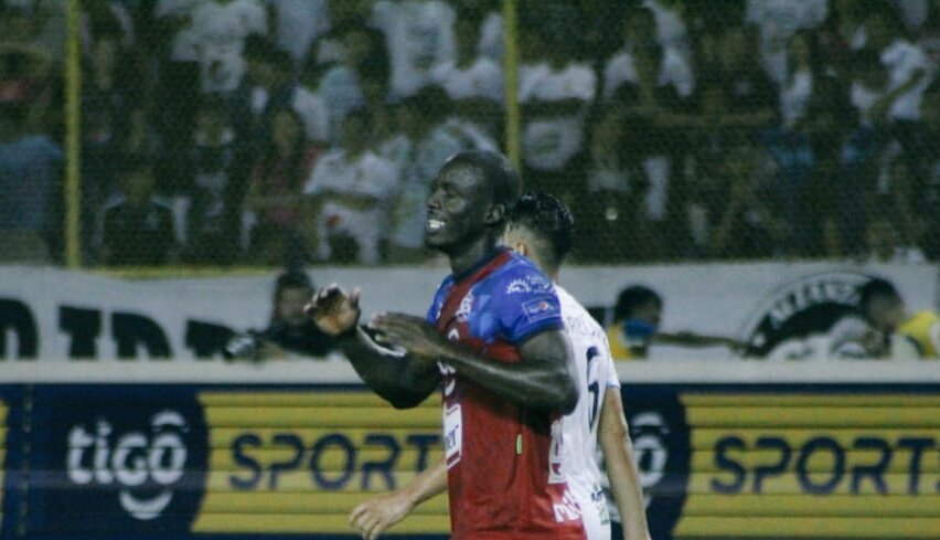 CulebritaM's tweet photo. #ALIvFAS
¡Para qué te traje!
Víctor Montaño tuvo la chance de sentenciar el partido, pero falló en el momento menos indicado. Fotos @pleitezbarrera
#SemisEnCulebrita https://t.co/NRkj4II2k4