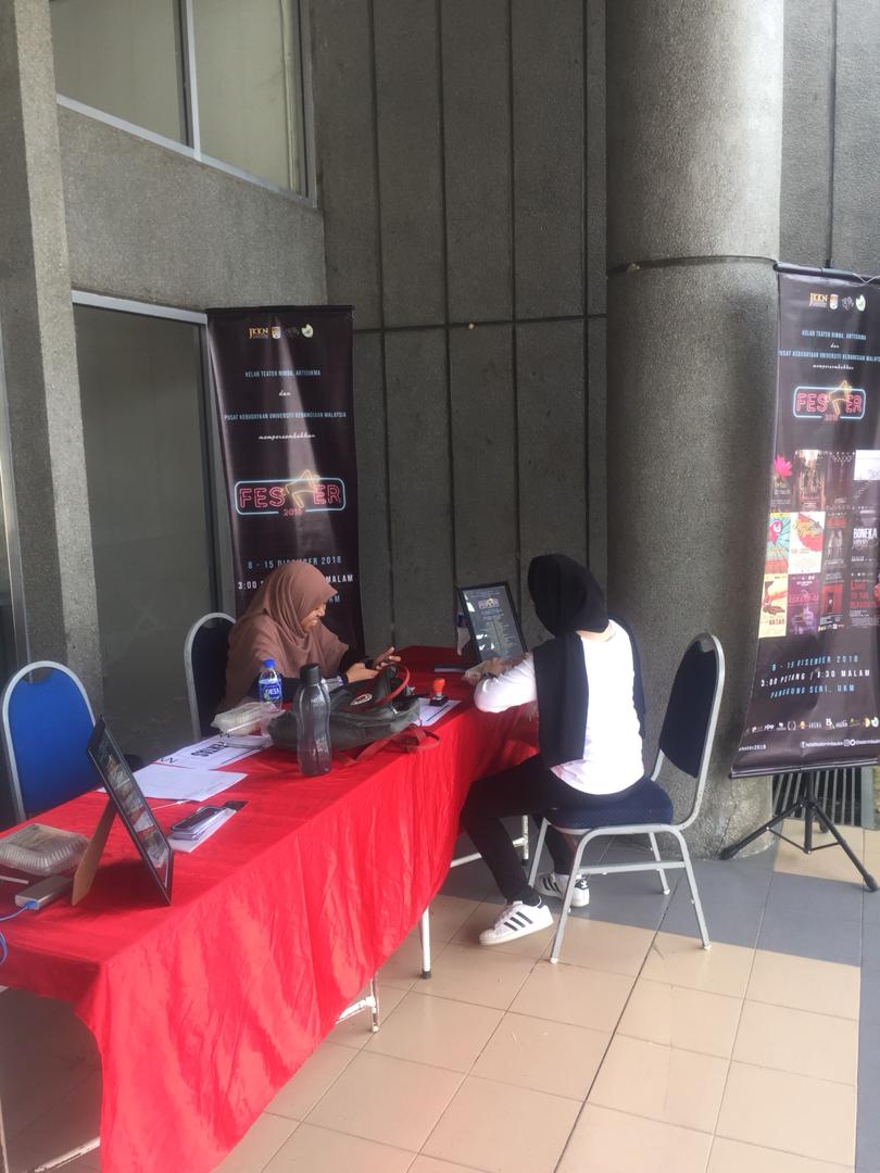 teaterrimbaukm's tweet photo. KAUNTER KINI TELAH DIBUKA 
PERHATIAN: Kepada yang telah membeli tiket anda boleh tuntut tiket anda di kaunter tiket DAN yang belum mendapatkan tiket boleh Walk in dgn harga RM10 (Student) Rm15 (Public)

DATES &amp; SHOWTIMES:
🏫 KTDI
🎭 Terra Rossa
📆 9 Dis 2018 
⏰ 3.00 PM https://t.co/jMOXYjoxFr