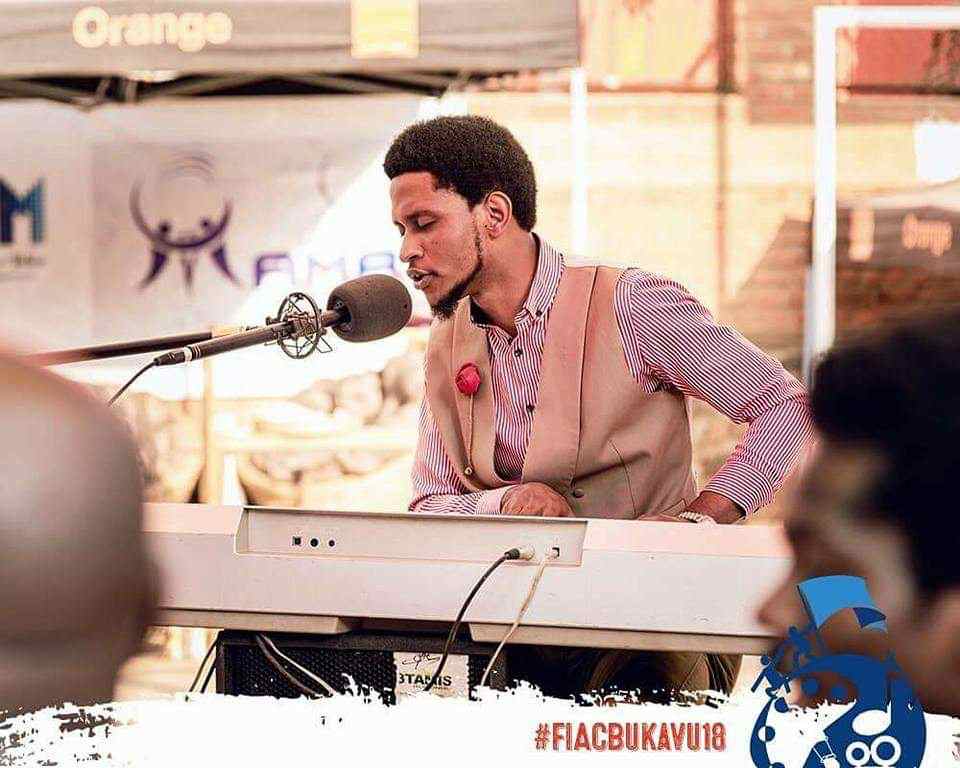 noe_chinyas's tweet photo. L'artiste musicien #CorAkim de Bukavu enlevé par des inconnus cette nuit vers 1h du matin. La semaine dernière il a lancé campagne de sensibilisation sur vote responsable https://t.co/rrFdKUnHPy. Exigeons sa libération! @hrw @Presidence_RDC @VitalKamerhe1 @politicocd @RFIAfrique https://t.co/oLxZj0Pthr
