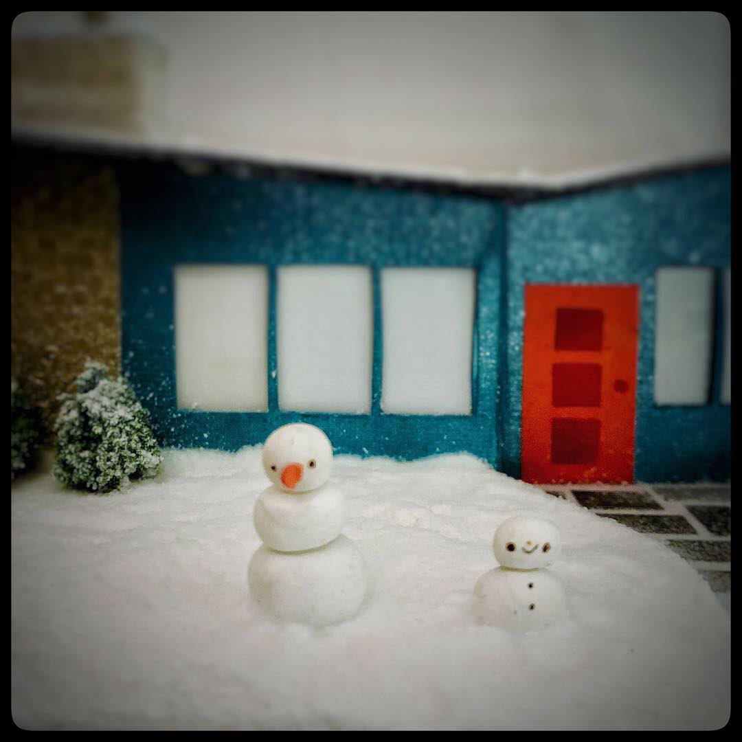 tweedlebop's tweet image. Finally built a @RetroRenovation #putzhouse ! In prep for Ms Y’s  #midcenturyputzhouse class tonight in Alameda #kitschmas #butterflyroof