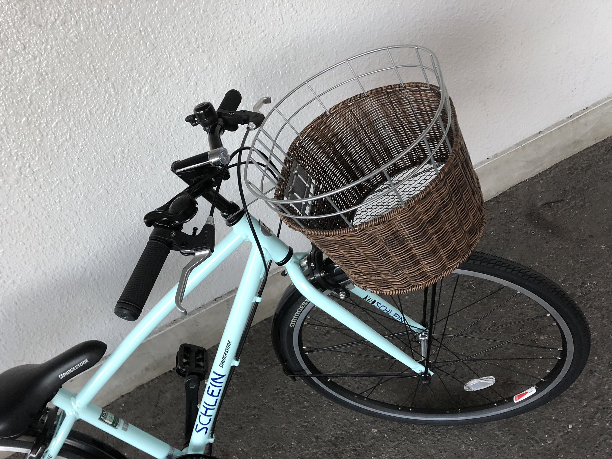 名古屋市西区カトーサイクル 自転車 ブリヂストンのシュラインを 可愛い女の子さんに購入をして頂きました かっこいい イメージのシュラインですが 籐風の丸カゴをオプションで装着をしたら 女の子も乗れるおしゃれな自転車になりました カゴを変える