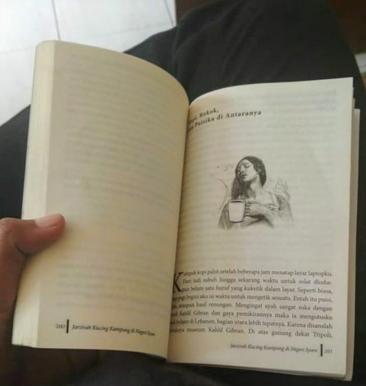KangZuhd's tweet photo. @Amal_Alghozali @weartindo Nderek promosi buku antologi cerpen karya teman-teman, bercerita tentang warna-warni negeri Syam, 40ribu saja (exclude ongkir). Pemesanan bisa ke akun Instagram JazirahKucing https://t.co/ZGAG9DZgQr https://t.co/djx9HPbo2o
