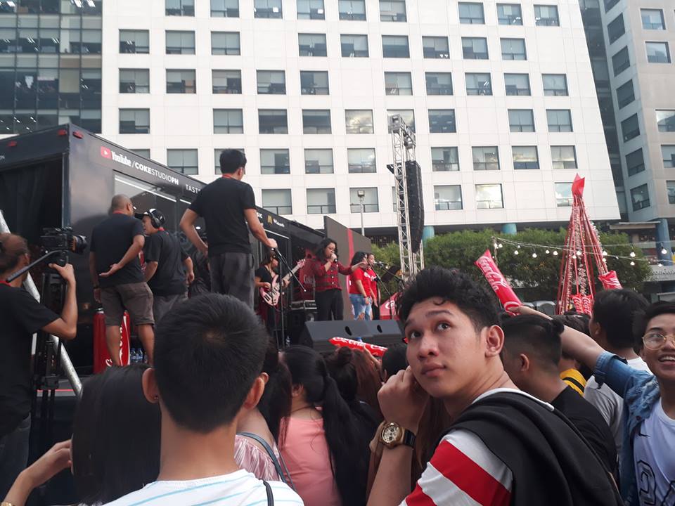 jhayellucero's tweet photo. #cocacolafreeconcert hindi man natuloy ok lang hahahah masaya kaming pinanuod lahat ng condom! at mga boteng nag tatapunan sa himpapawid PS: mukha silang tanga https://t.co/pZfjRsxPiJ