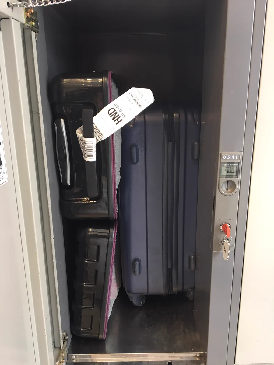 キャリーバッグをコインロッカーに入れる方法！！「1つ半分に割れば入るのにね」ｗｗｗ