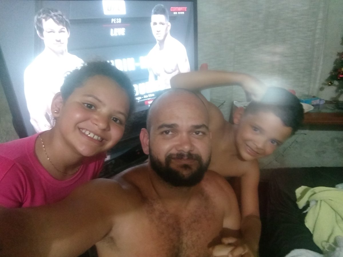 Rodrigo Pereira e filhos Júlia e Tiago!!! 
Santa Cruz - Rio de Janeiro Zona Oeste!

#UFC231NoCombate 
#UFC231NoCombate 
#UFC231NoCombate 
#canalcombate
#UFC