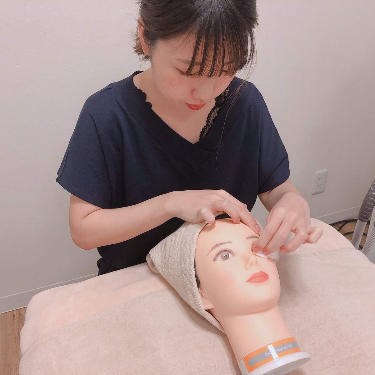 Luve_mlc's tweet photo. フェイシャルレッスン中♪
入客できるようになるのが楽しみです😊🌟

#フェイシャル #ハーブピーリング #エステティシャン #Luveエステ https://t.co/TfaJhb0elw