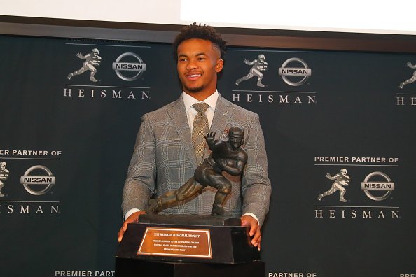 ESPNInsights's tweet photo. Kyler Murray is the 7th player in Oklahoma history to win the Heisman Trophy, which ties Notre Dame and Ohio State for most Heisman winners. https://t.co/GNm0VbzI3g