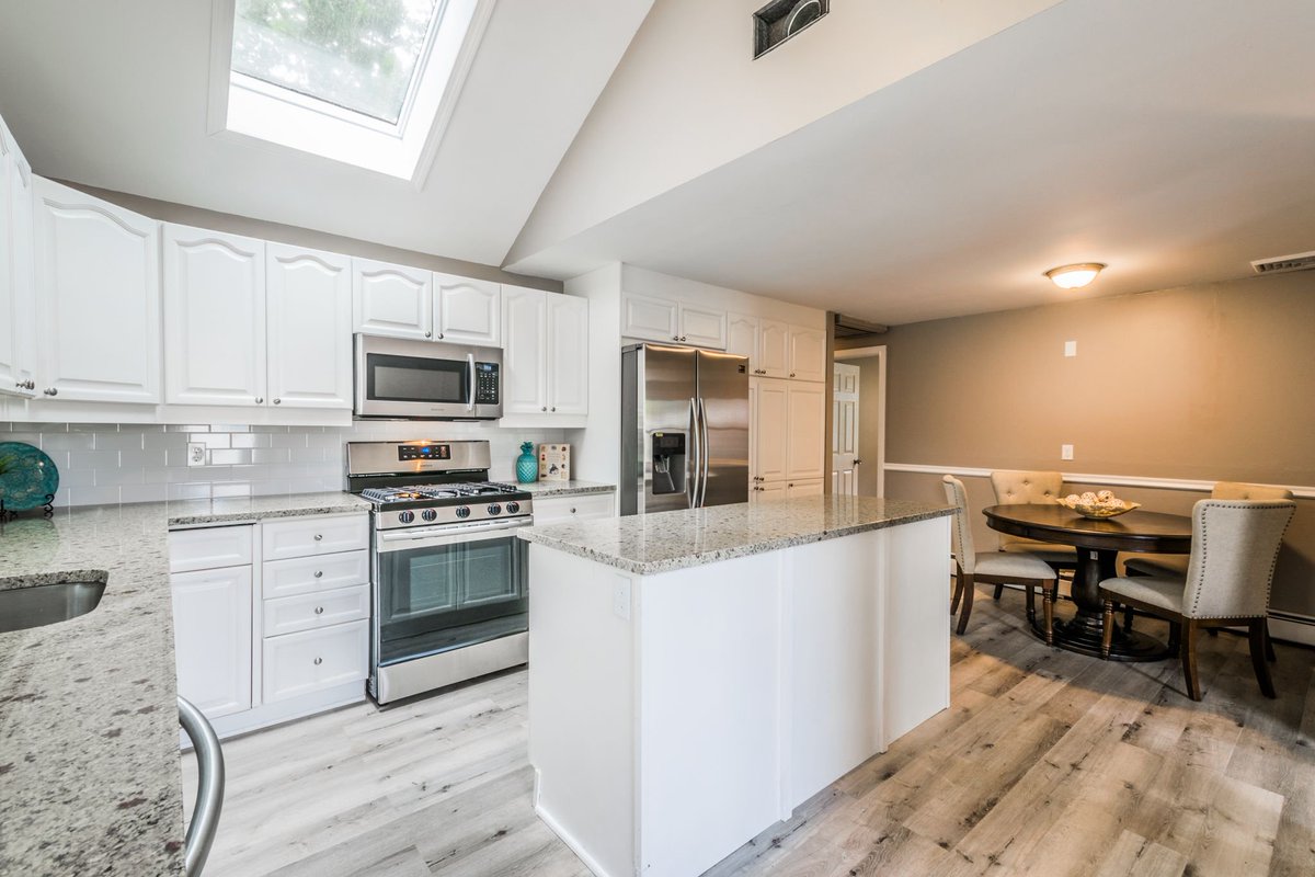 PropertyWorksNE's tweet photo. Come take a look at this stunning house located at 654 Goodwin Street in East Hartford TOMORROW from 2-4pm. This 1,136 square foot house is a recently renovated 3 bedroom 1 and a half bath ranch. Stop by and fall in love! #realtor #easthartford #connecticut #ctrealestate  #home https://t.co/A78B5Rxsoe