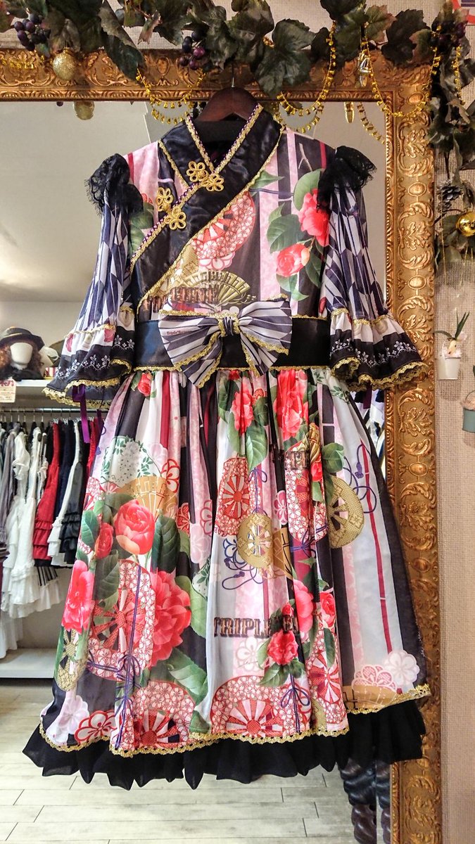 ট ইট র Atelier Pierrot Triple Fortune入荷情報 大正ロマンチカワンピース ピンク 34 560 和テイストの柄に鮮やかな配色 ゴールドのチャイナボタンが華やかなワンピースが入荷しました 背中はシャーリング 編み上げリボンで調節可能です 大阪 ট ইট র Atelier Pierrot Triple Fortune入荷情報 大正ロマンチカワンピース ピンク 34 560 和テイストの柄に鮮やかな配色 ゴールドのチャイナボタンが華やかなワンピースが入荷しました 背中はシャーリング 編み上げリボンで調節可能です 大阪