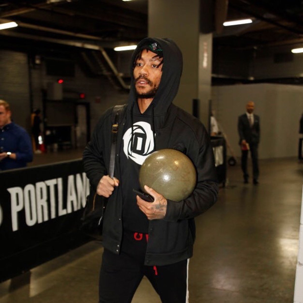 ScoopB's tweet photo. Derrick Rose starts in place of Robert Covington (right knee soreness). #TimberBulls https://t.co/rhWhdaJu1k