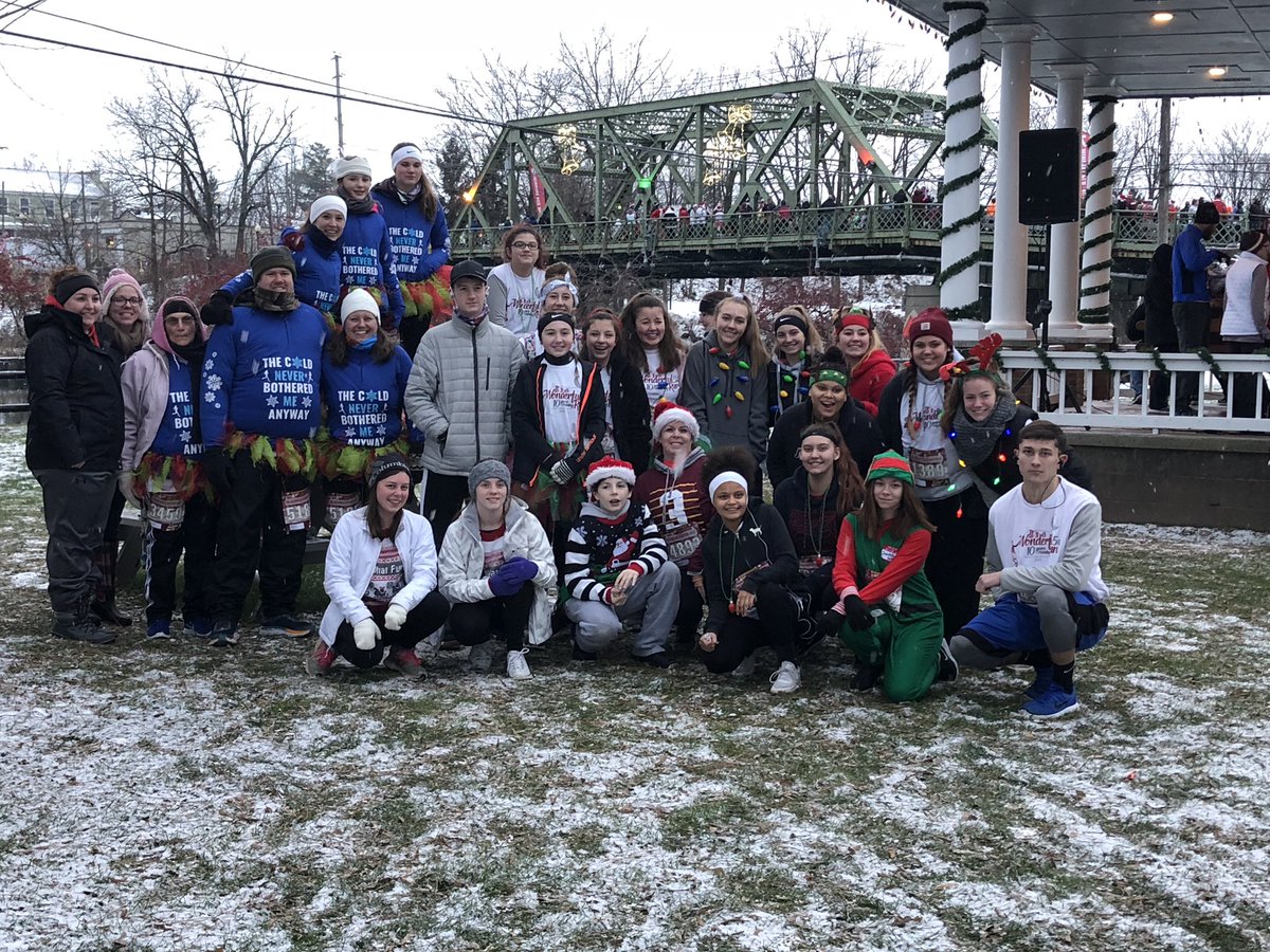 ViscardiKristin's tweet photo. CS earning their wings at #itsawonderfulrun18 Thanks Erin Church and the L.I.F.T program for supporting our runners. #csstrong. 💜💛 https://t.co/No53xP1uxu