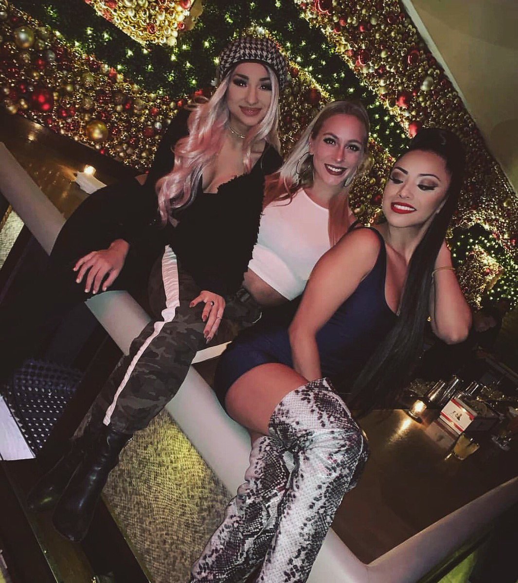 🎄🔔 Tis the season for bubbles! 🎉🥂 Pouring champagne until 5am tonight!