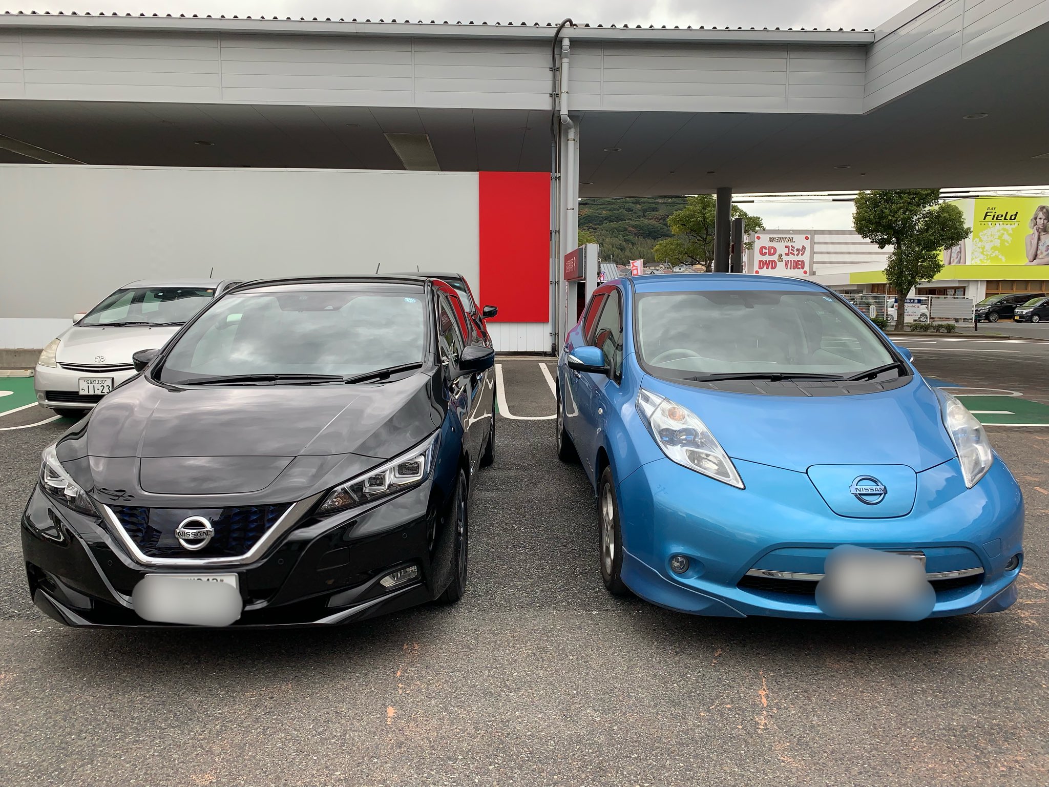 ダルタニアン Twitterissa 新型リーフに乗換えました 6年前にevに出会い ガソリン車 にはない航続可能距離をゲーム感覚で楽しむというあの新鮮な感じを思い出しました 新リーフくんも新機能に溢れていて 自分向きです 初代リーフくん6年間で