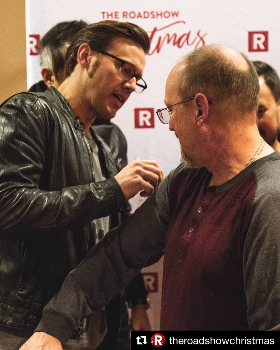 building429's tweet image. A little classic shirt-signing at the @theroadshow Christmas VIP meet and greet!
#RoadshowChristmas18 #MatthewWest #MattMaher #Building429 #Plumb #JoshWilson #LeannaCrawford #CompassionLIVE #Tour #ChristmasMusic