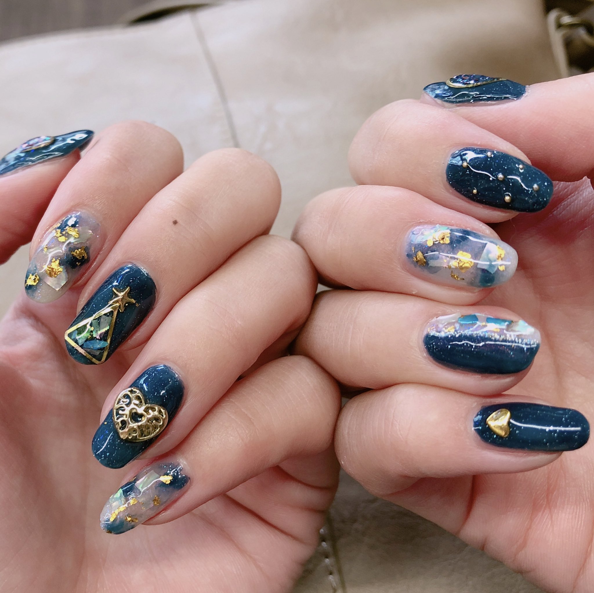 𝘼𝙮𝙪 セルフネイル Ar Twitter ノー加工のネイル写真 アプリは使ってるw 普段しないネイルでお気に入り 駅の待合室で1人でセルカ棒使って撮ってるなう 笑笑 セルフネイル 冬ネイル 青べっ甲ネイル T Co O1gymdfwxn Twitter