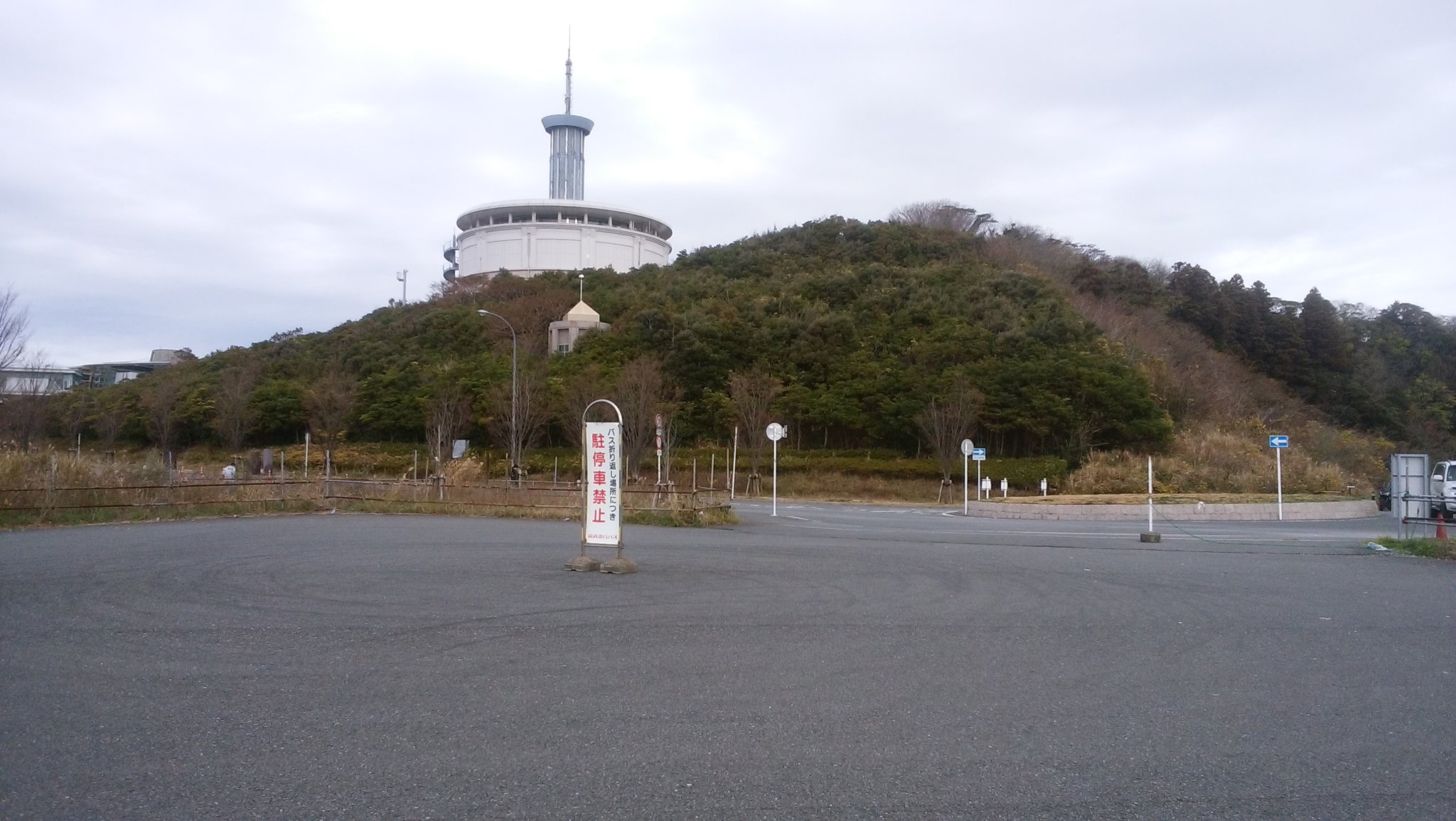 川崎京急バス 湘南国際村 どん詰まりに有る 京急バス の回転場 ここが湘南国際村バスターミナルの跡地 川崎京急バス 湘南国際村 どん詰まりに有る 京急バス の回転場 ここが湘南国際村バスターミナルの跡地