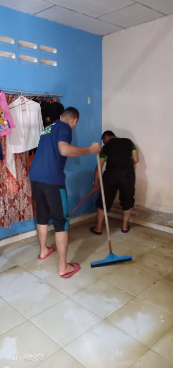rnopenang's tweet photo. aktiviti kemasyarakatan pembersihan rumah yang di landa banjir di kubang semang. 

@tldm https://t.co/4huRWN4rq3