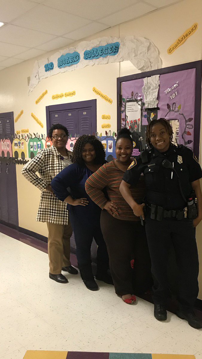 FWISD_HandleyMS's tweet photo. Holiday door celebrations at Handley #IAMHANDLEY https://t.co/MBW64LoTF9