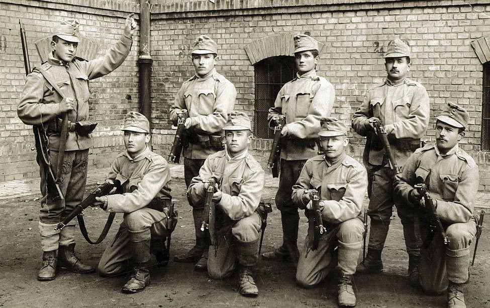 And just start finding the first picture. It is a platoon of the Austro Army: a group of young soldiers posing proudly with their impeccable uniforms. They probably didn't even shoot a single bullet there yet.