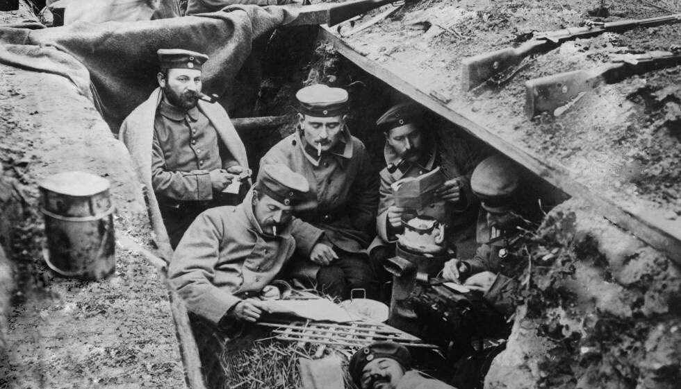 Unfortunately I can't find any more pictures of him. There are some more snapshots of the front, anonymous soldiers sunk in the mud of the trenches, moments of rest without any trace of happiness, officers of big whiskers and uniforms pristine...