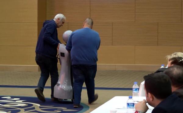 - Hocam Ayşe’nin midesi bulanıyormuş. Tuvalete gidebilir miyiz?