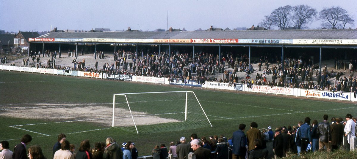 paul_gtastic's tweet photo. Wigan Athletic played at Springfield Park until 1999. Opened in 1897, the ground was oval-shaped and was pretty spartan by modern standards. These pics show an aerial view from 1960 and colour images from 1975.
@LaticsOfficial 
#wigan
#latics
#oldgrounds https://t.co/QZTgLF5Nwa