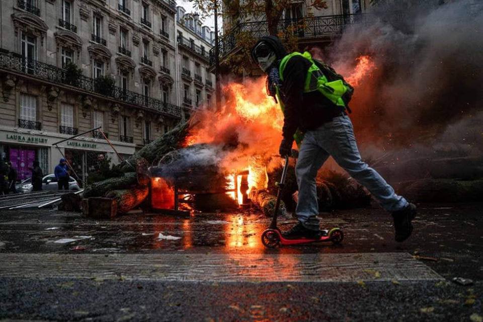 javierjuantur's tweet photo. #Paris, de Mayo del 68 a los #ChalecosAmarillos, una revolución permanente. 
Con el apoyo masivo de la población francesa, Macrón huele ya a cadáver.
Aprendamos la lección, sin lucha no hay victoria, la calle es nuestra, ocupemosla o al final, dormiremos en ella.
V @cuesta_fdez https://t.co/Bsgf9JmHbm