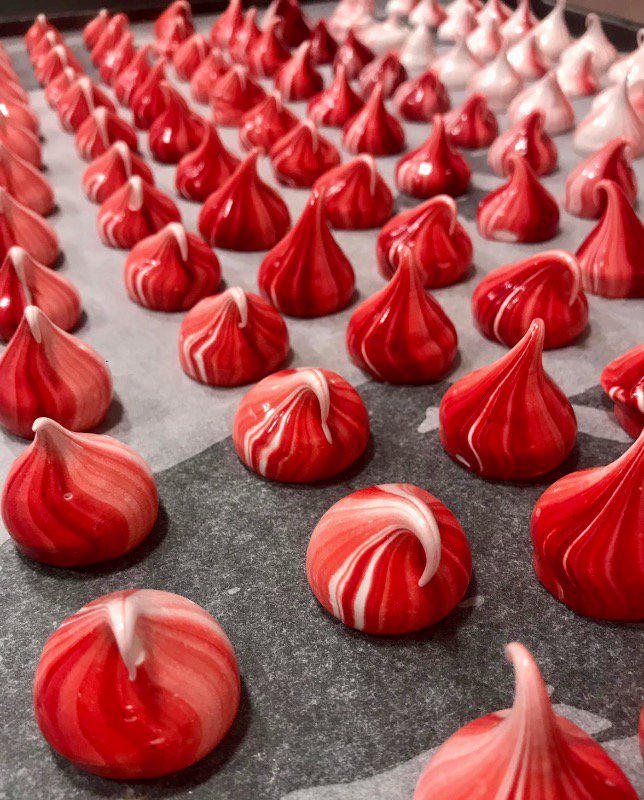 B_BonMatin's tweet photo. Peppermint Wonderland - peppermint meringues dipped in a chocolate bottom #tistheseason #meringues #meringuekisses #christmastreats #peppermintsweets #sunday #weekendtreat #christmastime #finsburypark #hampstead #hampsteadheath #stroudgreen https://t.co/WqGuSHYz5h
