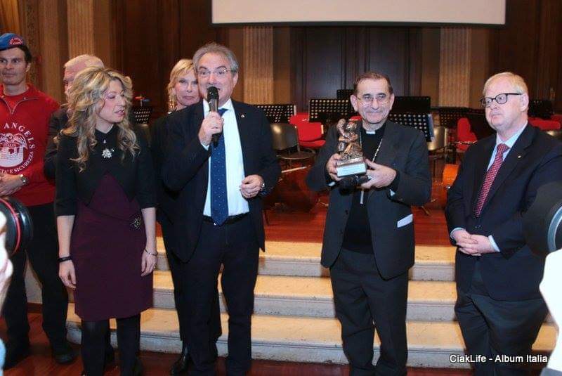 asilo_mariuccia's tweet photo. #premio2018 #AsiloMariuccia all'#arcivescovo di #Milano, #Mario #Delpini e #gemellaggio con #istitutociechi. #chiesa @asilo_mariuccia @demilato0 @RodolfoMasto https://t.co/mzBx5uffTR