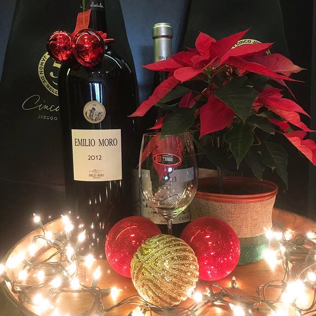 emilio_moro's tweet photo. Nos hace mucha ilusión ver que nuestros vinos coronan vuestras mesas en esta época tan especial del año. 🍷🎄
#moroesemiliomoro #navidad https://t.co/Aut1BsZYIi