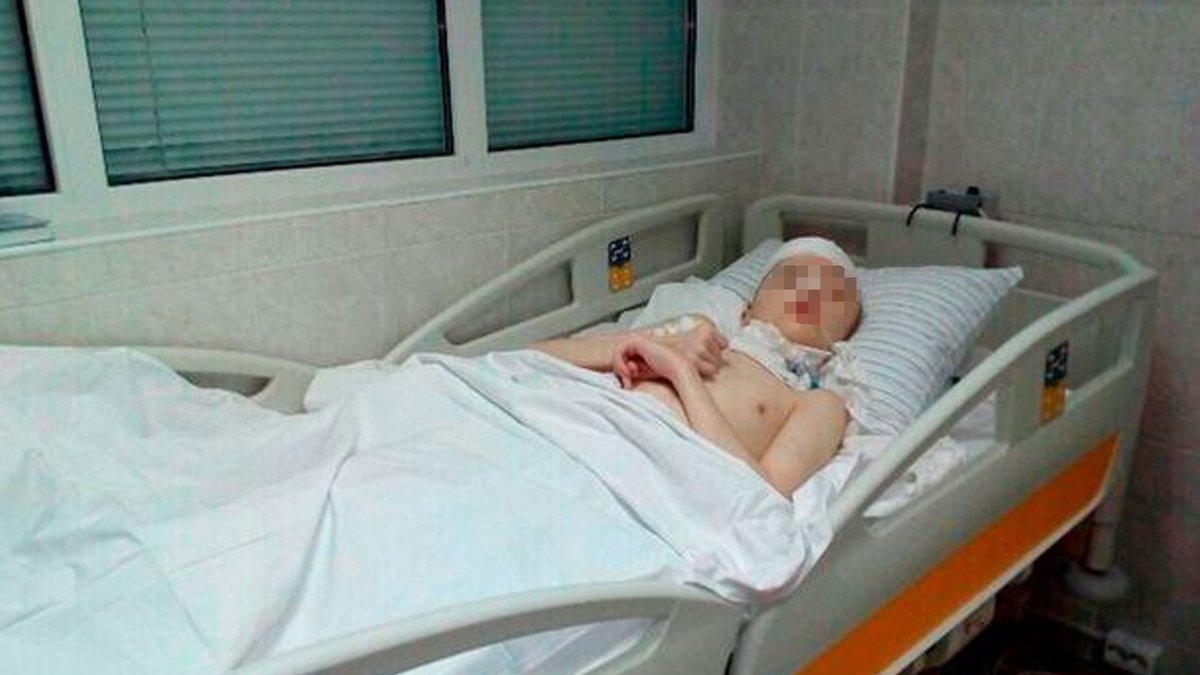фото умершего ребенка висит над кроватью матерью