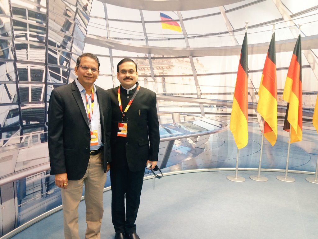 anirbanganguly's tweet image. #CDU waffles, Bundestag as backdrop, Emma the robot which sketches, apples for delegates to pick... the @CDU Convention finally ends... with @vijai63 at #HamburgMesse