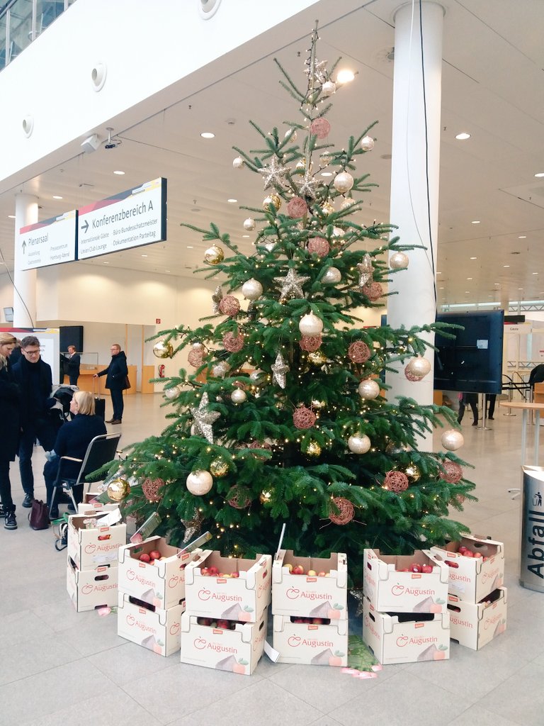 anirbanganguly's tweet image. #CDU waffles, Bundestag as backdrop, Emma the robot which sketches, apples for delegates to pick... the @CDU Convention finally ends... with @vijai63 at #HamburgMesse
