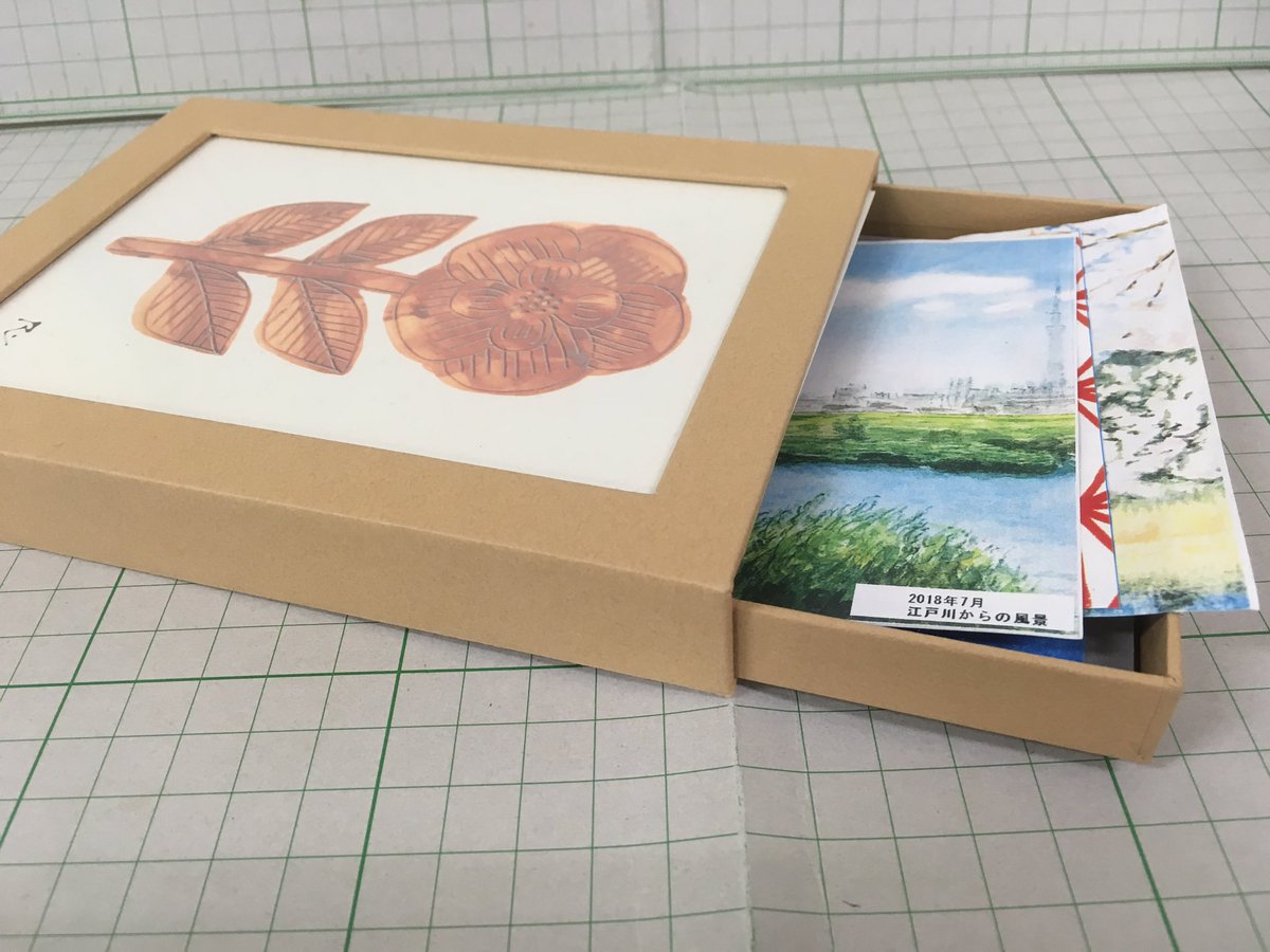 東急ハンズ渋谷店 収納箱と額縁が一体になった キングジムから新発売された その名もズバリ ハコブチ です 深さ10mmほどの引き出し式の収納スペースが一体になって壁掛けやスタンドで立て掛けることも A6 サイズの3種類 750円 1350円 税 ハンズ