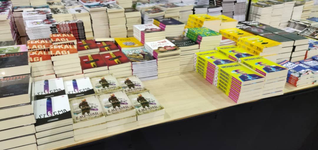 muharikah's tweet photo. Buku #novelstigma dan hidup yang aku pilih #hyap ada terjual juga di big bad wolf. https://t.co/9XmQmfgU7m
