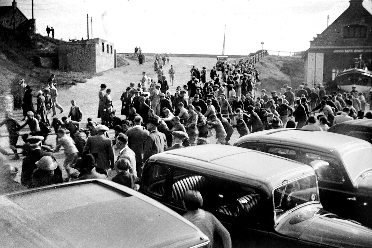 Different skyline today!  <a href="/RNLISeahouses/">RNLI Seahouses Lifeboat</a> <a href="/SeahousesHub/">Seahouses Hub</a> <a href="/SeahousesGolf/">Seahouses Golf Club</a> @LoveSeahouses <a href="/BlackSwanInnSH/">BlackSwanInnSeahouses</a> <a href="/G_Dolman/">Gary Dolman💙🌳</a> @SilverFoxDevelo <a href="/thefarnes/">Andrew Douglas</a> <a href="/MatJobson/">The Old Granary</a> <a href="/SeahousesHub/">Seahouses Hub</a> <a href="/seahouseshostel/">Seahouses Hostel</a> <a href="/staidanhotel/">St Aidans, Seahouses</a> <a href="/longstonehouse/">Longstone House</a> @seafieldpark <a href="/AnnsteadFarm/">Annstead Farm</a> <a href="/RNLI/">RNLI</a> <a href="/LancasterJane13/">rangerJanebeachschool 🦉🦀🐠⚓️⛵️🐾🍄🌻🐚🌈🍰🐞🦋🐶</a> @Swallowfishltd