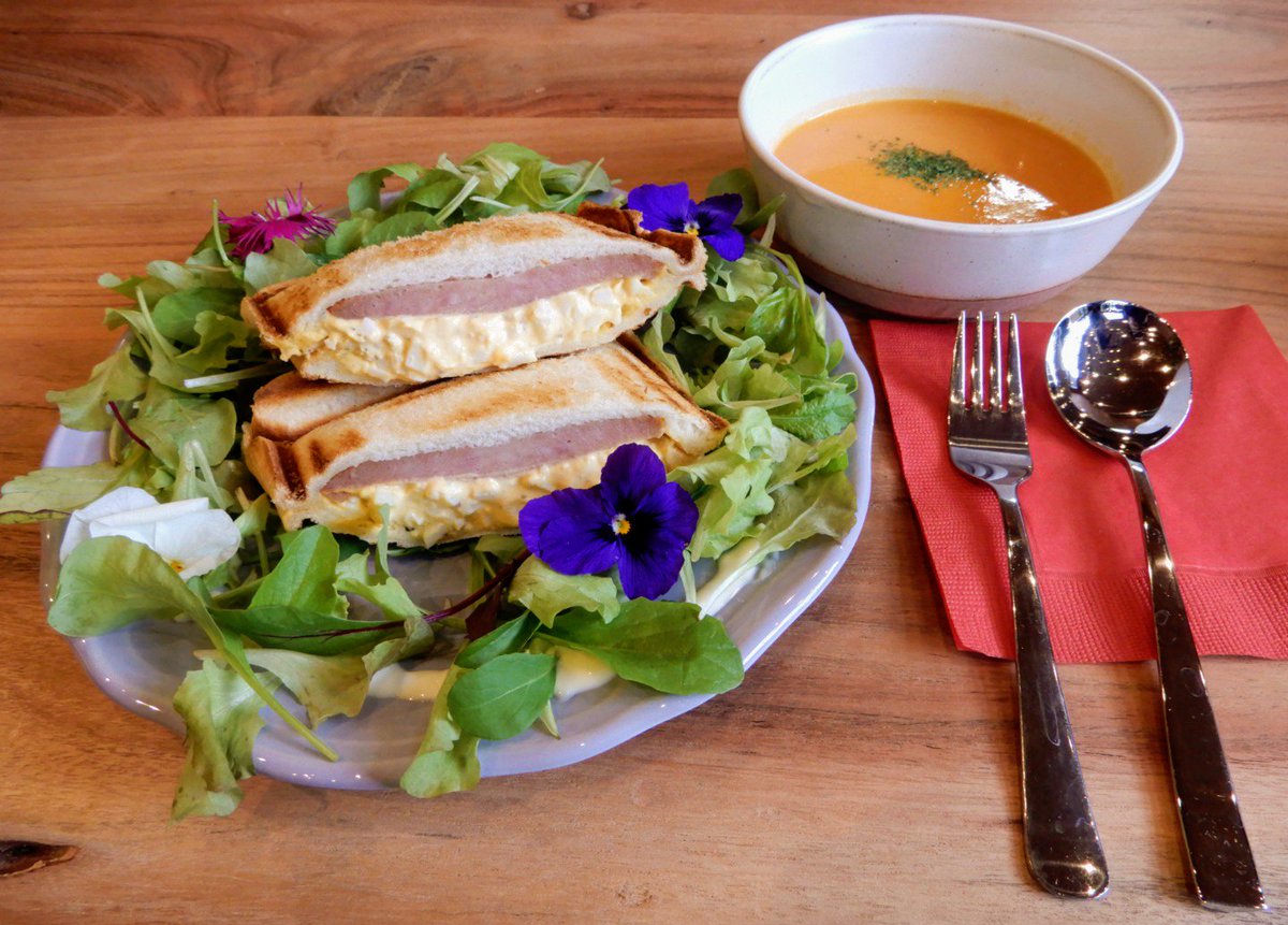 箱根湿生花園 En Twitter 森のカフェhakoneから一押しメニューのご紹介 今回はカフェで一番人気 のボロニアソーセージとたまごのホットサンドです 御殿場二の岡ハムとたまごサラダの黄金コンビが食欲をそそります もりもり食べたい時におすすめのホットサンドですよ
